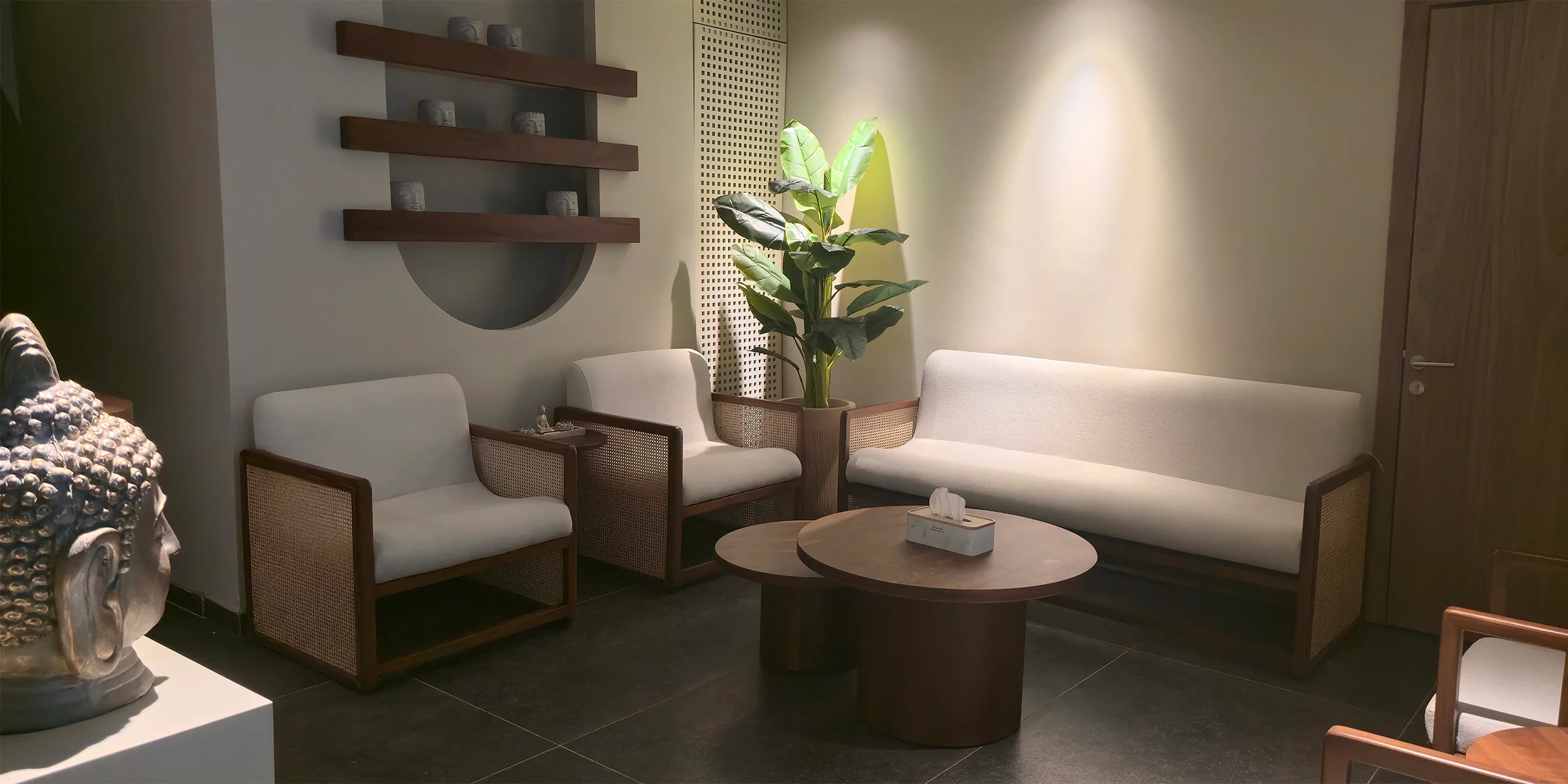 Oud Spa by eforea <span style=color: #EEEAE5>L’empreinte du bien-être </span> raffiné